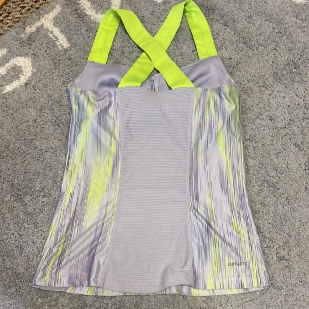 Woman's Nike‎ top